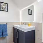 Rosamund Townhouse *